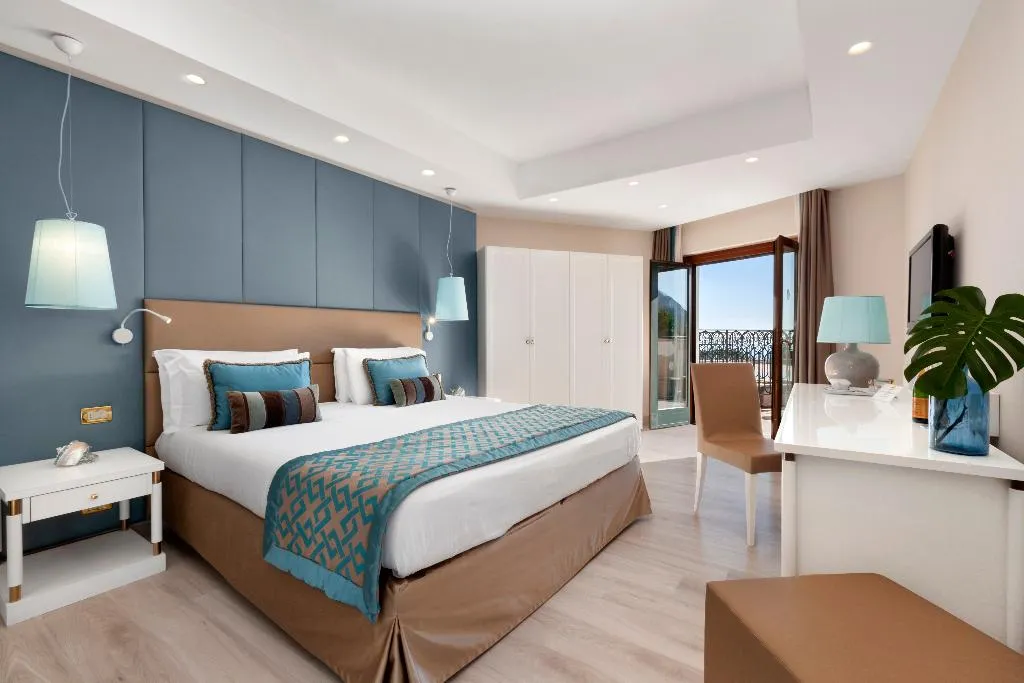 DOUBLE DELUXE SEA VIEW WITH BALCONY Room, Nastro Azzurro Resort, Naples