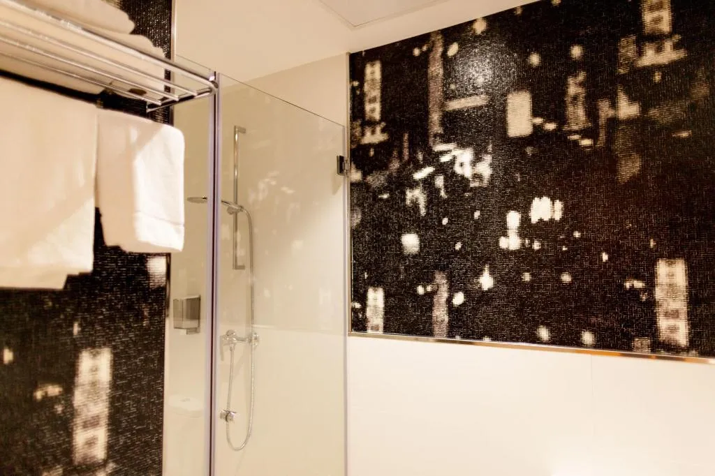 Room, Host & Home, Valencia