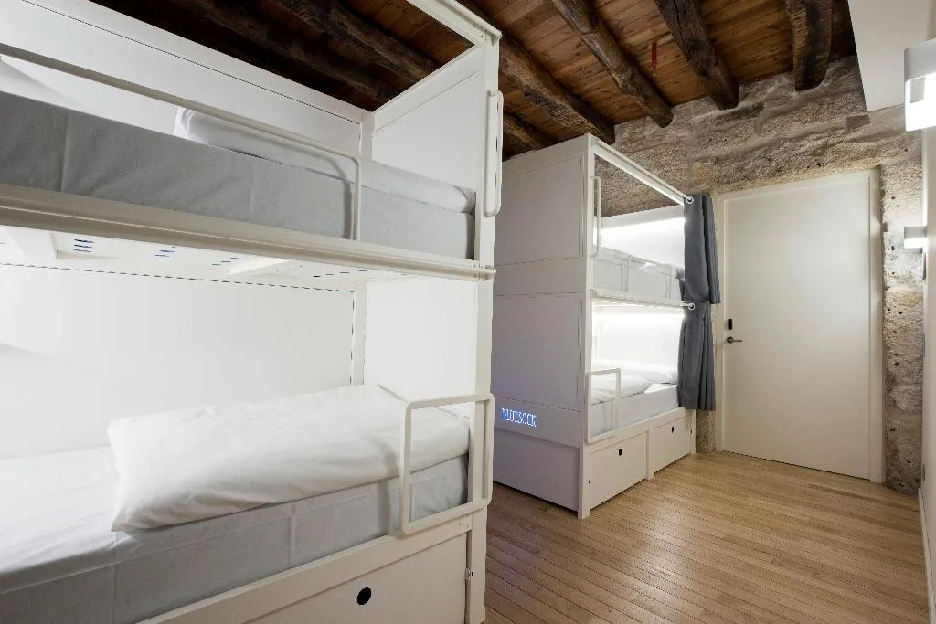 Bed in dormitory CAPACITY 8 Room, Bluesock Hostels Porto, Porto