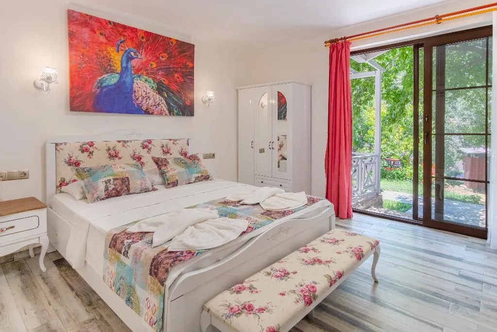 Room, Pink Palace, Dalaman