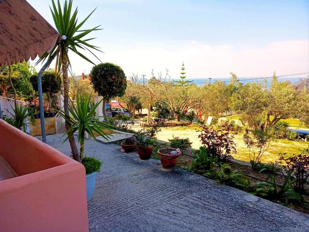 Terrace, Oskars Studios & Apartments, Kefallinia
