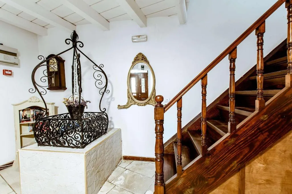Lobby, Bozzali, Crete