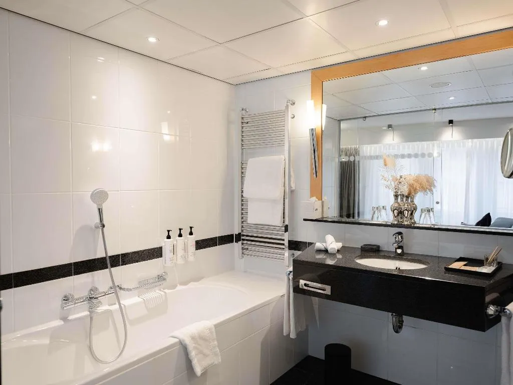 JUNIOR SUITE STANDARD Room, Swissotel Amsterdam, Amsterdam