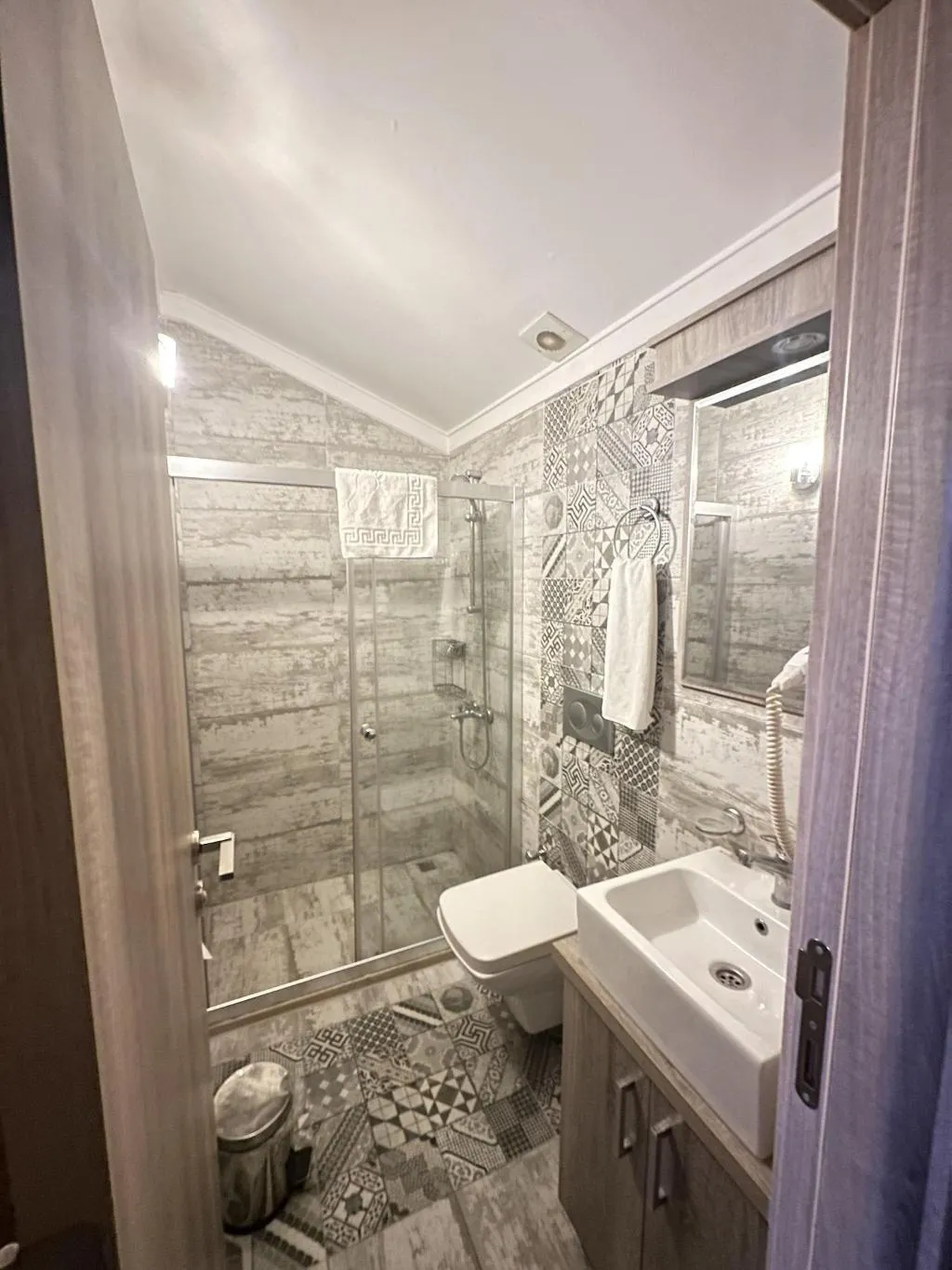 Room, Street61 Studios, Dalaman