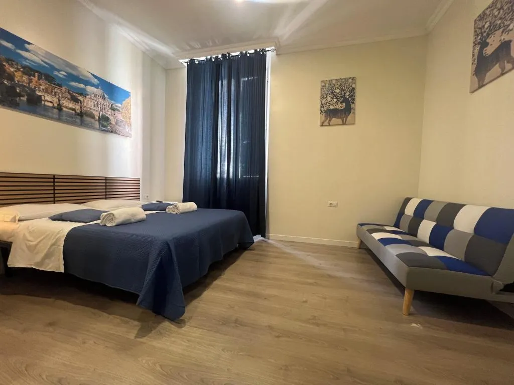 Room, Freedom Traveller, Naples
