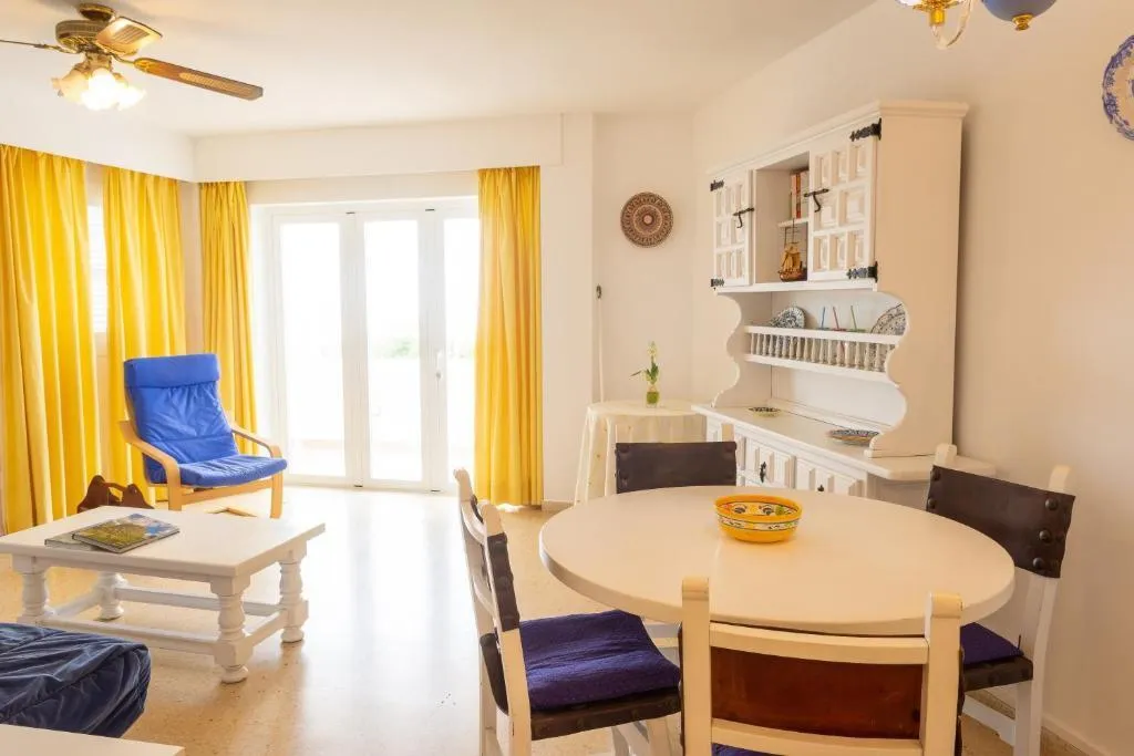 APARTMENT CAPACITY 4 ONE BEDROOM Room, Hamilton Court, Menorca