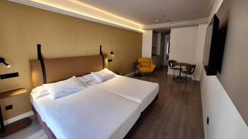 SINGLE SUPERIOR KING BED Room, Suites Viena Plaza de España, Madrid