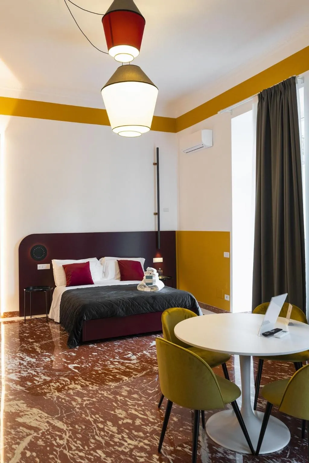 Room, Rettifilo 311, Naples