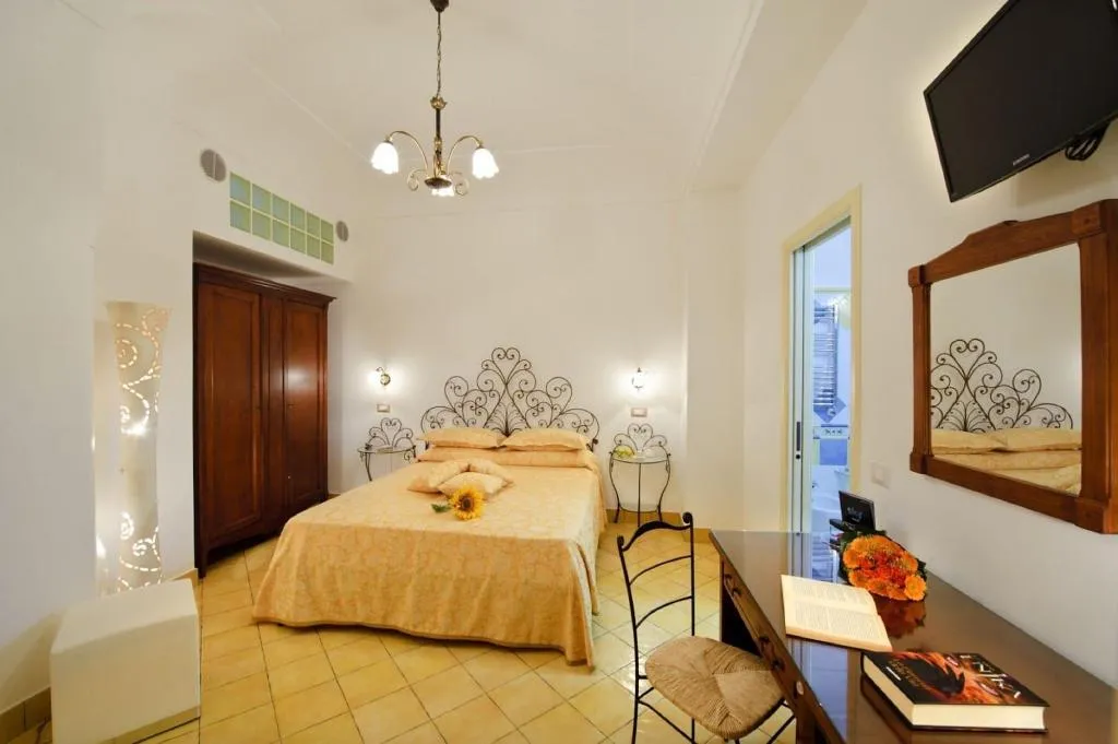 Room, La Sorgente Del Sole, Naples