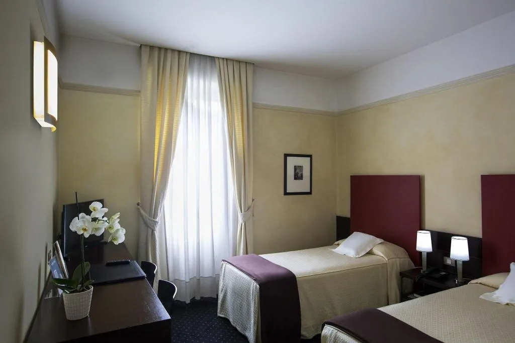 DOUBLE QUEEN SIZE BED Room, Colombia, Milan