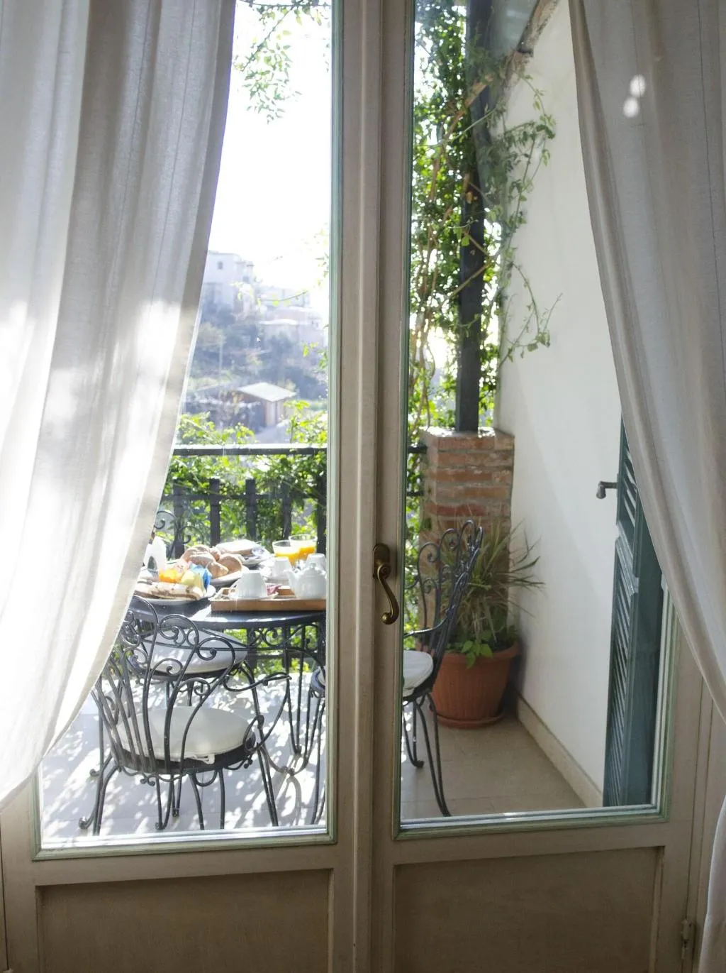 Room, Il Pertuso, Naples