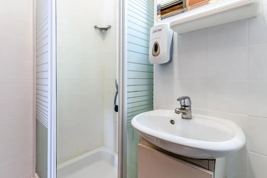 TRIPLE WITH SHARED BATHROOM Room, Jardim da Amadora, Lisbon