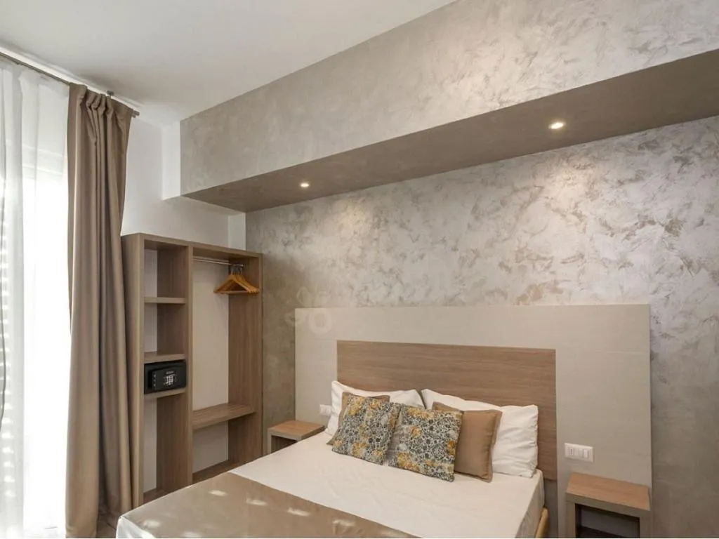Room, Luxor Florence, Florence