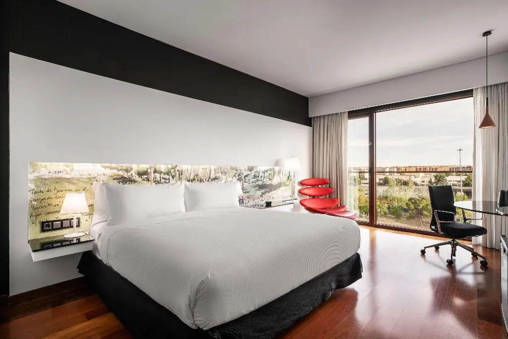 DOUBLE GUEST ROOM KING BED Room, Hilton Madrid Airport, Madrid