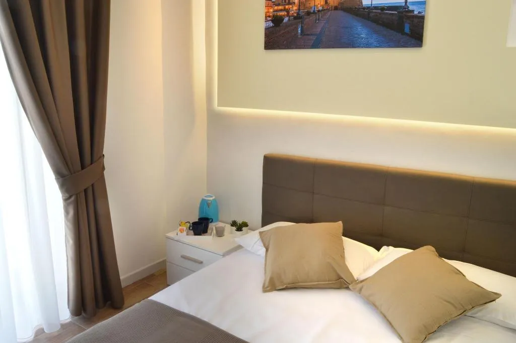 Room, B&B Central Station Napoli, Naples