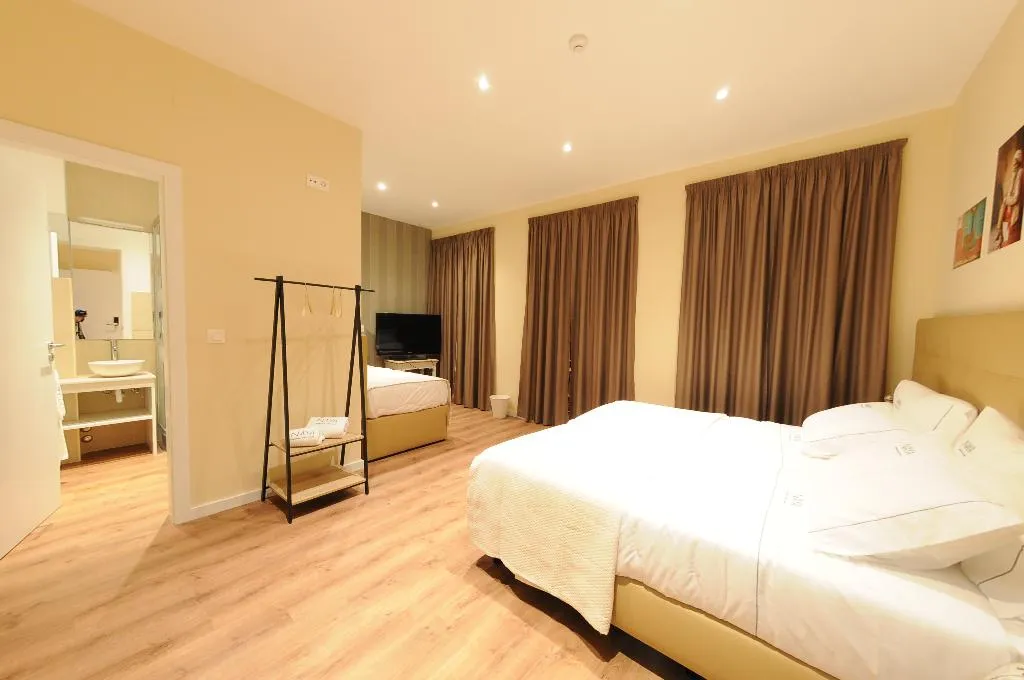 FAMILY ROOM CAPACITY 4 ONE BEDROOM Room, Naya - Downtown Guesthouse, Porto