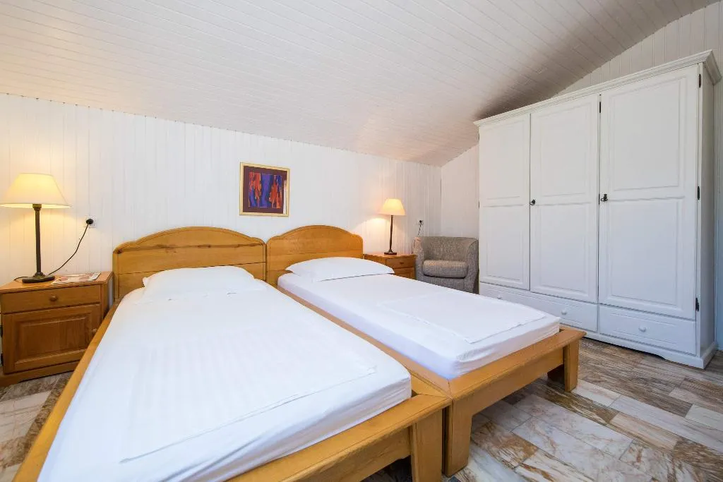 TWIN GARDEN VIEW Room, Guest House J&J, Dubrovnik