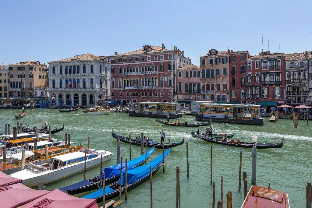 SUITE KING SIZE BED Room, H10 Palazzo Canova, Venice