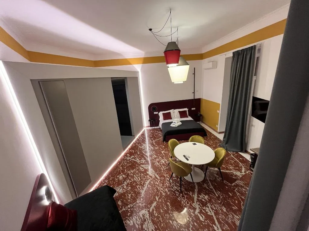Room, Rettifilo 311, Naples