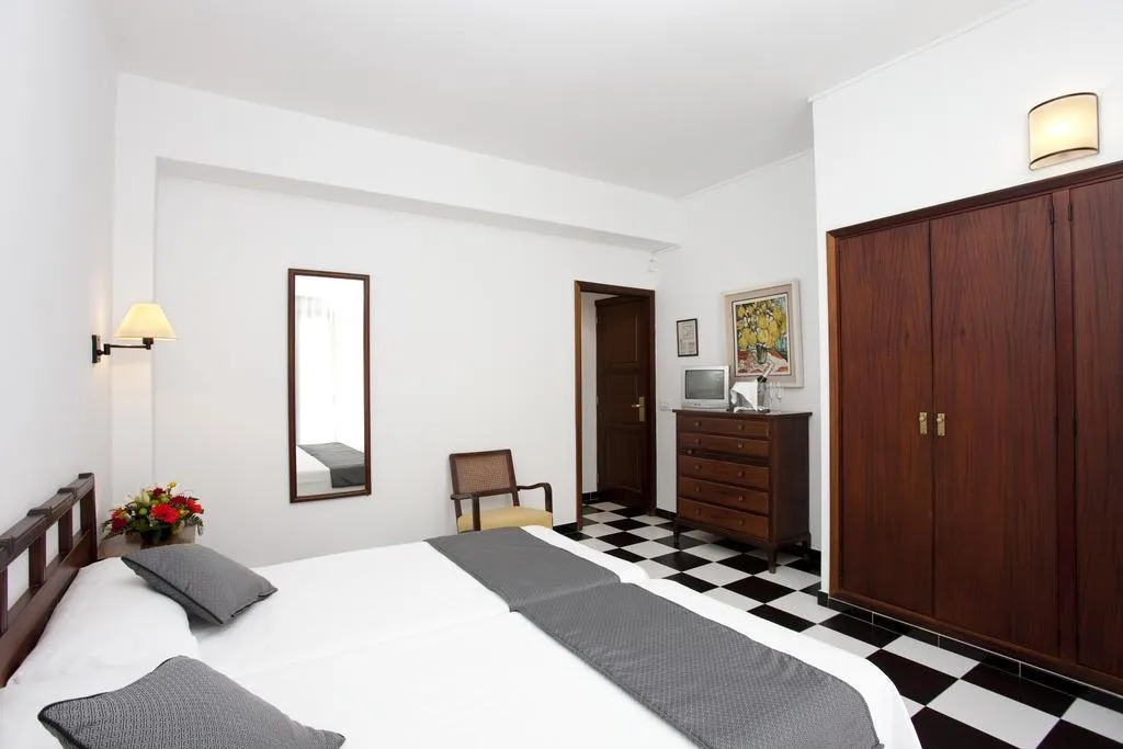 Room, Sis Pins, Majorca