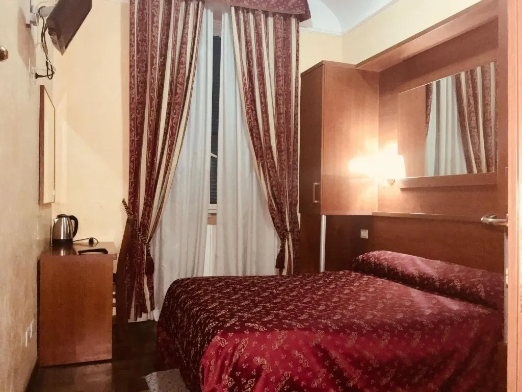Room, Best Location In Rome, Naples