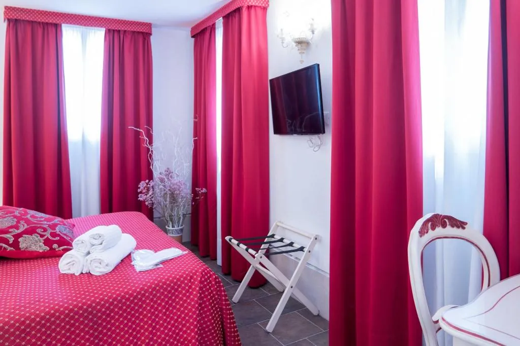 Room, Ca’ del Gallo, Venice