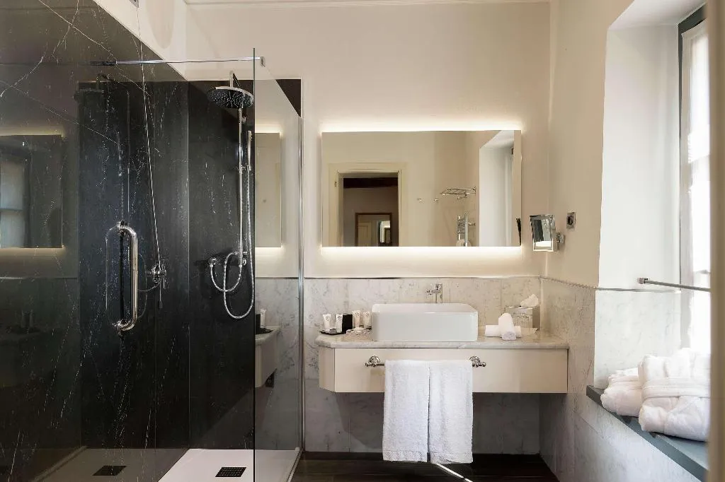 DOUBLE DELUXE KING BED Room, Grand Hotel Villa Torretta, Curio by Hilton, Milan