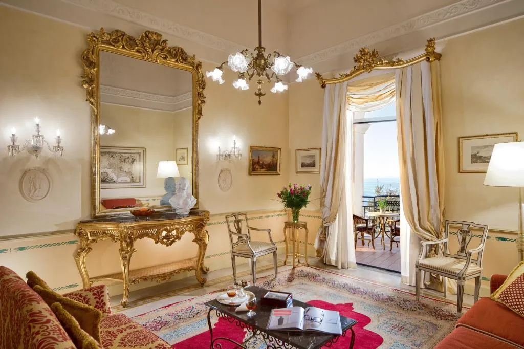 SUITE THREE BEDROOMS Room, Grand Hotel Excelsior Vittoria Spa, Naples