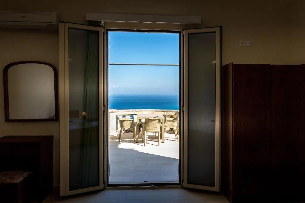 Room, Blue Horizon Studios, Zante