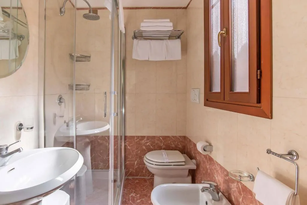 SUITE QUEEN SIZE BED Room, La Fenice et des Artistes, Venice
