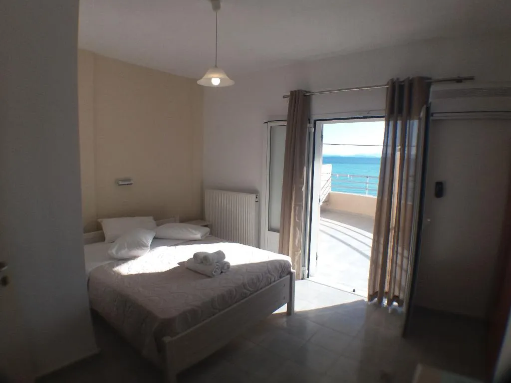 APARTMENT CAPACITY 5 Room, Harbour View, Kalamata