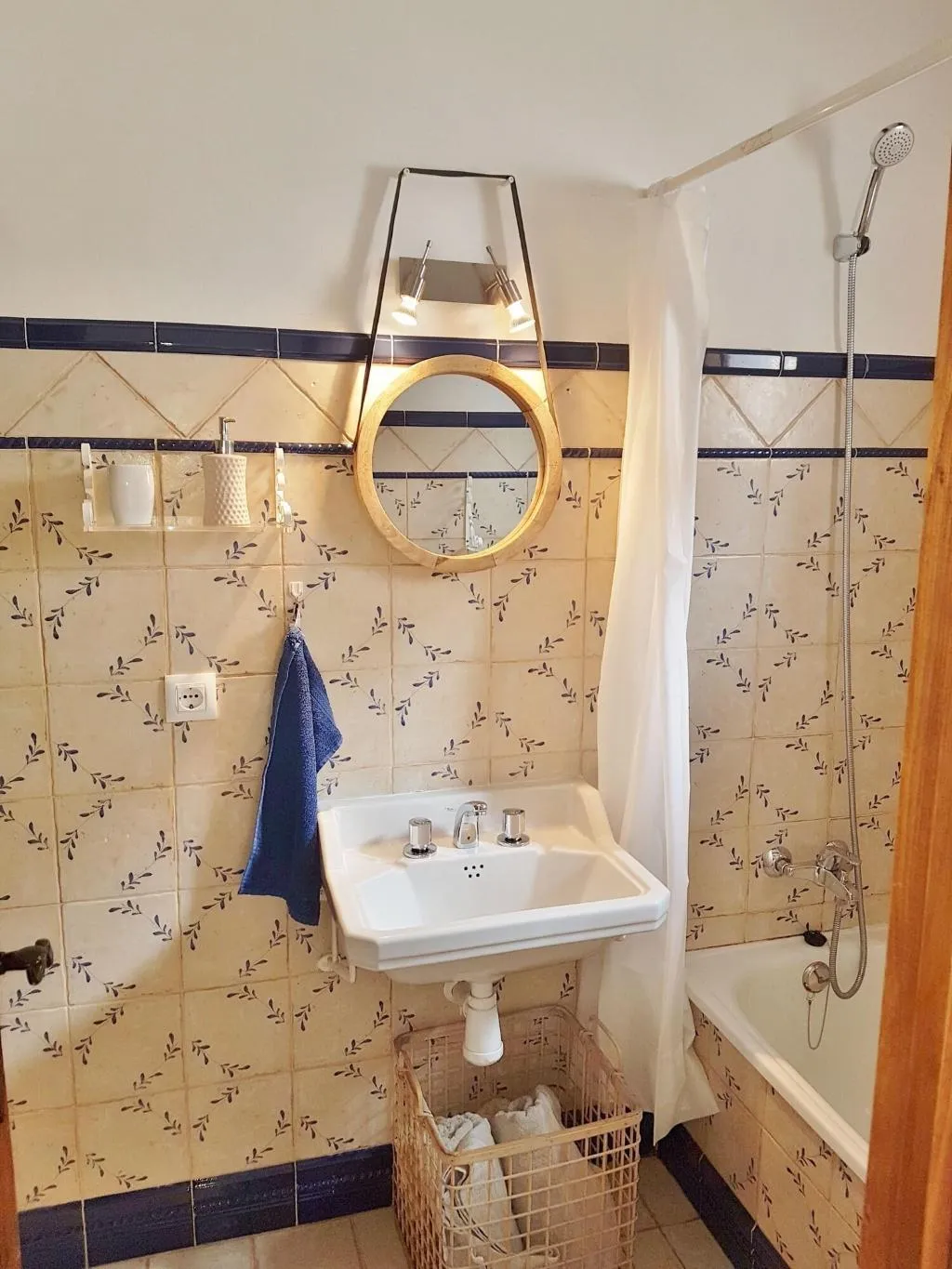 Room, Benali, Valencia