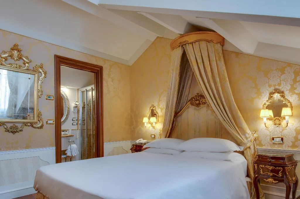 JUNIOR SUITE ANNEX Room, Canal Grande, Venice