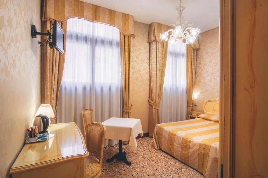 Room, Hotel Al Malcanton, Venice