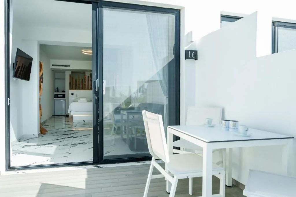 QUADRUPLE CAPACITY 4 Room, Bianco A Nero, Mykonos