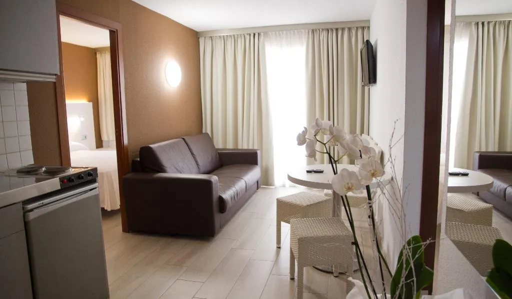 APARTMENT CAPACITY 5 TWO BEDROOMS Room, Aparthotel Miami Park, Costa Brava