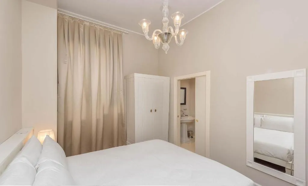 Room, Sonder Salute Palace, Venice