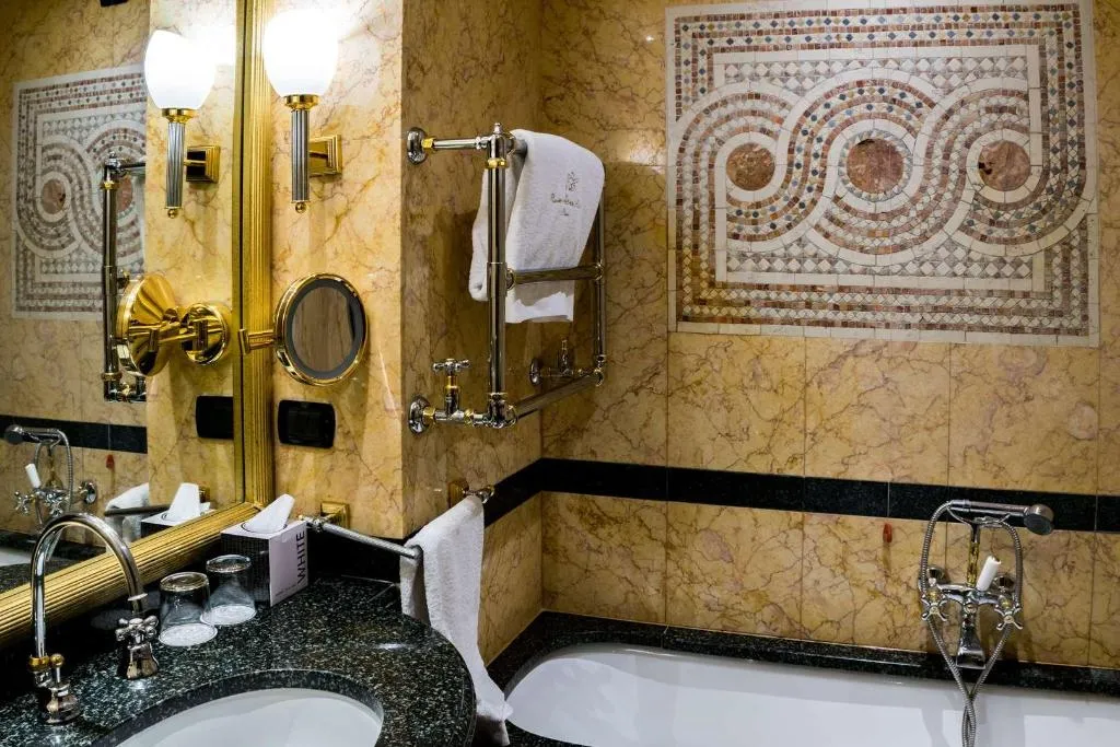 Room, River Chateau, Rome