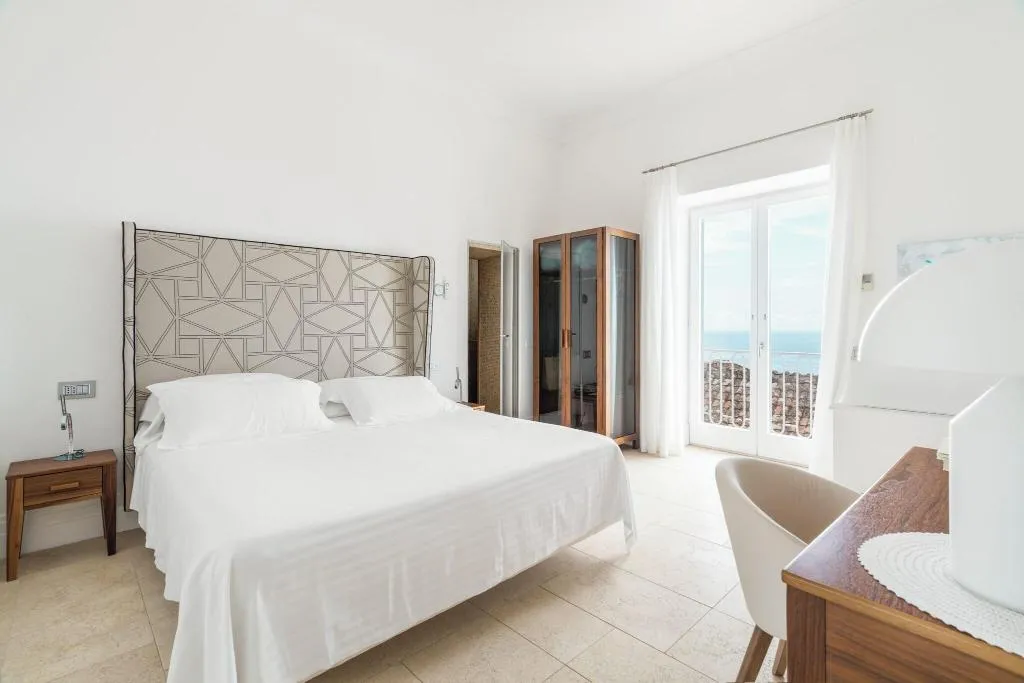 DOUBLE QUEEN SIZE BED Room, Villa Magia, Naples