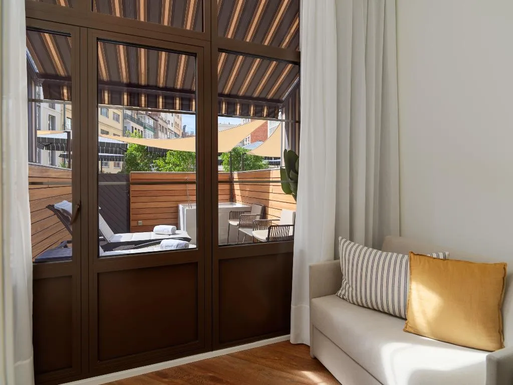Double or Twin DELUXE ONE BED Room, H10 Metropolitan, Barcelona