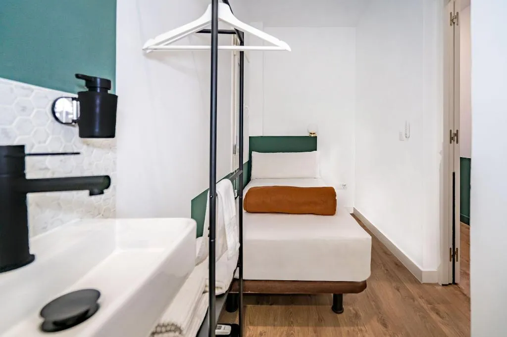 Room, Angelitomad, Madrid