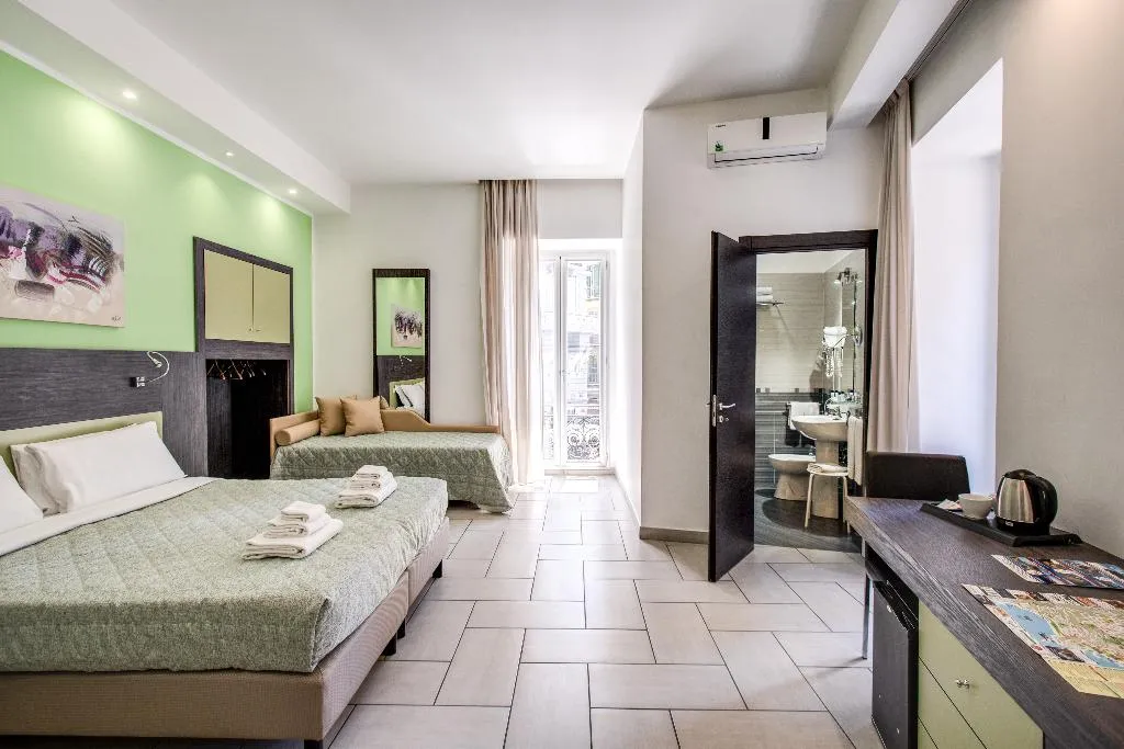 QUADRUPLE STANDARD Room, Napoli Suite, Naples