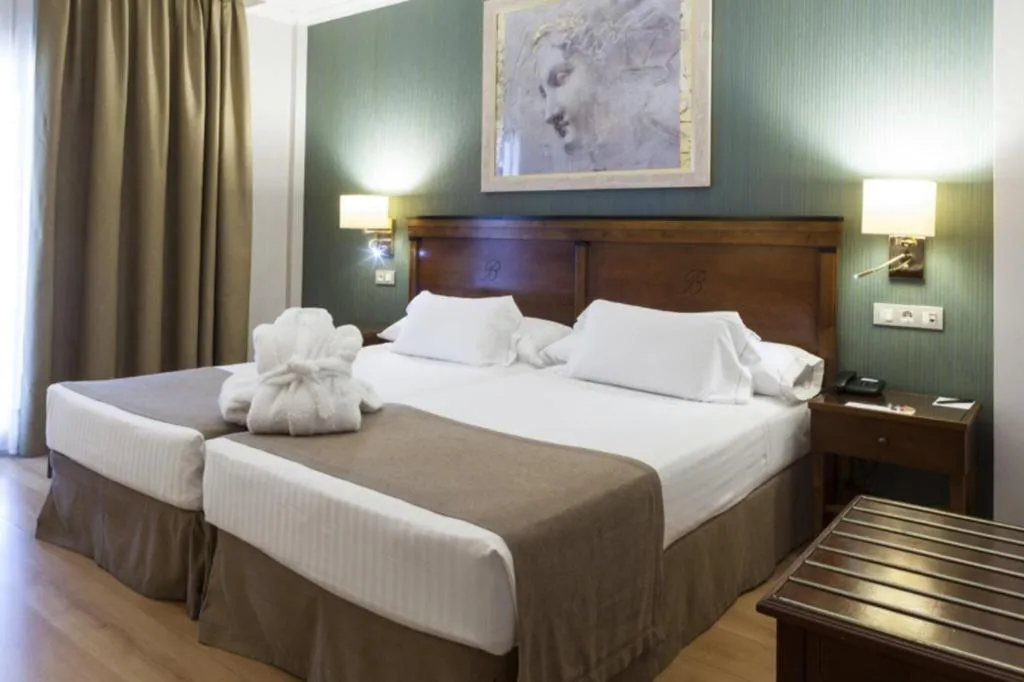 TWIN THREE BEDS Room, Becquer, Seville