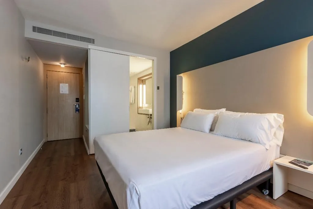 DOUBLE STANDARD Room, Travelodge Malaga Aeropuerto, Costa Del Sol
