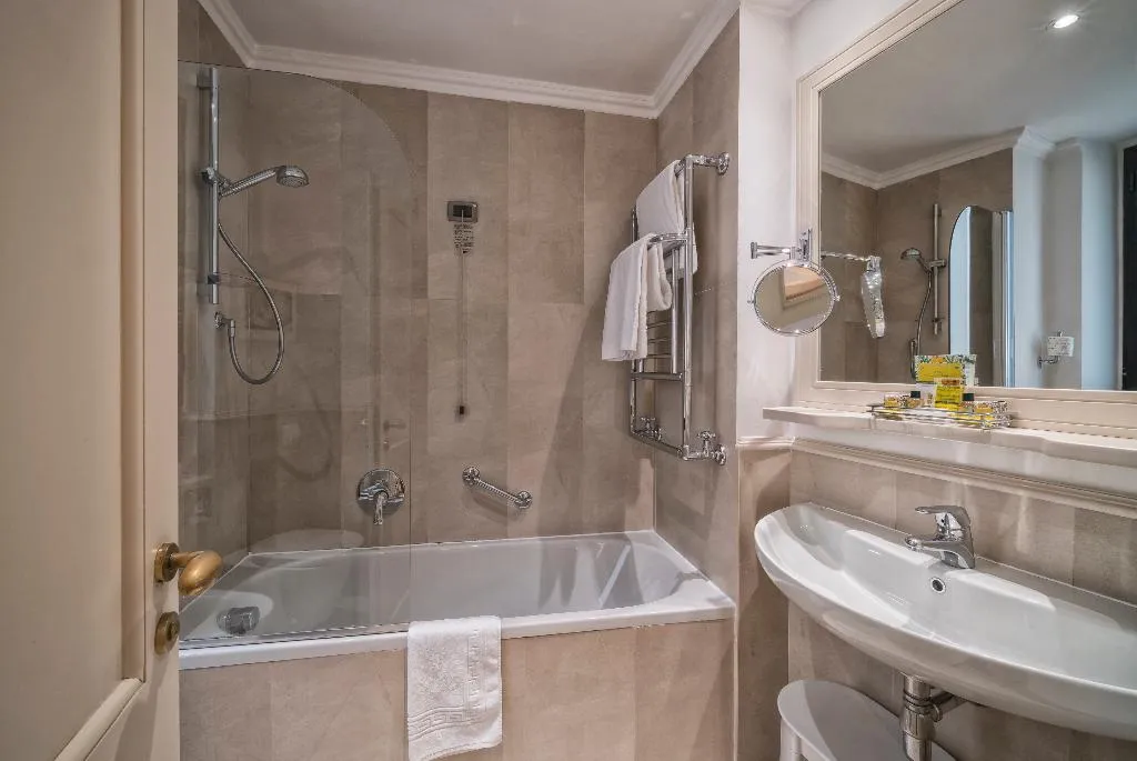 Double or Twin STANDARD Room, B&B Hotel Firenze Laurus Al Duomo, Florence