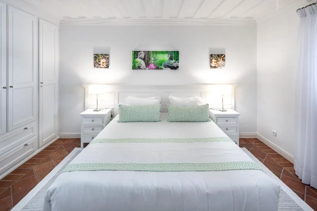 VILLA THREE BEDROOMS Room, Shantivillas, Algarve