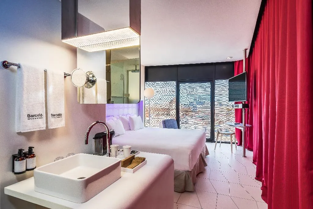 Room DELUXE CITY VIEW Room, Barcelo Raval, Barcelona