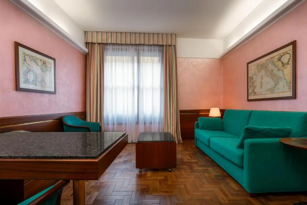 SUITE CAPACITY 4 Room, Hotel Crivi's, Milan