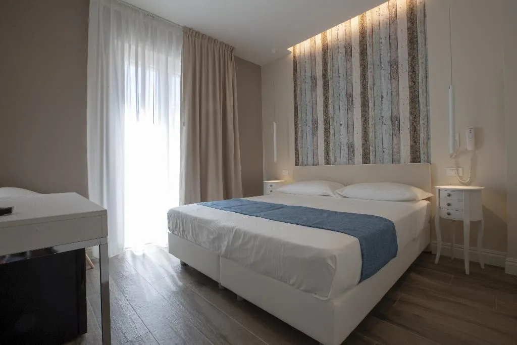 DOUBLE DELUXE SEA VIEW WITH BALCONY Room, Luxmari Hotel and Spa, Palermo