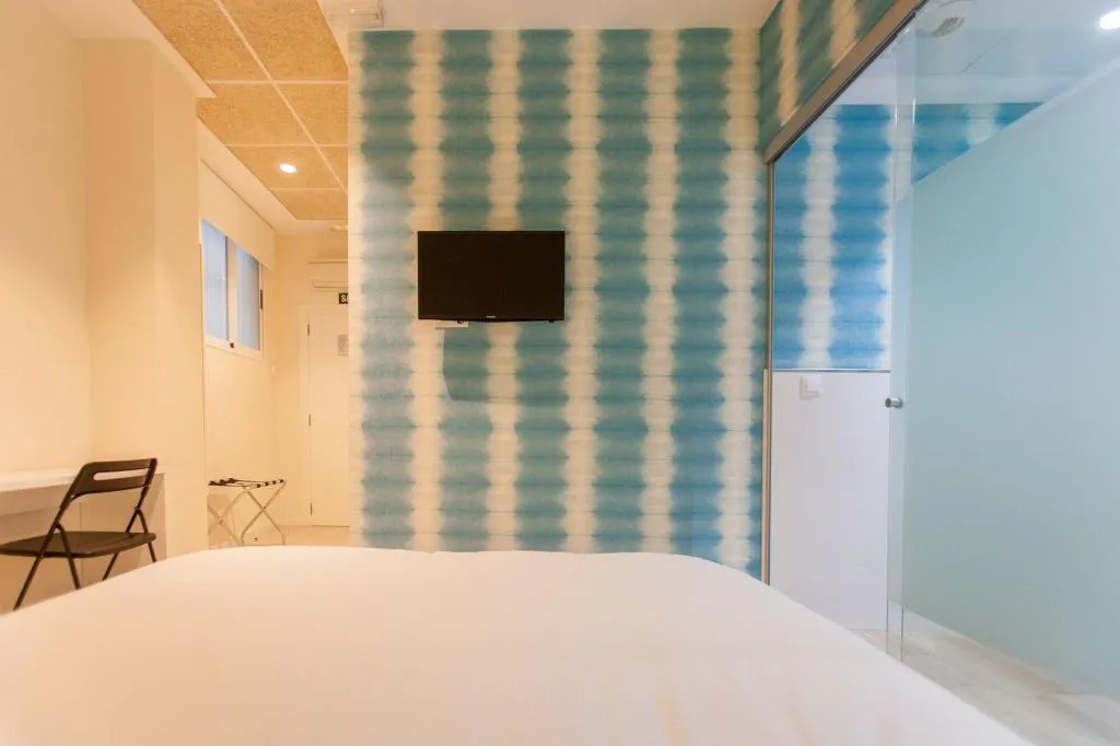 Room, Host & Home, Valencia
